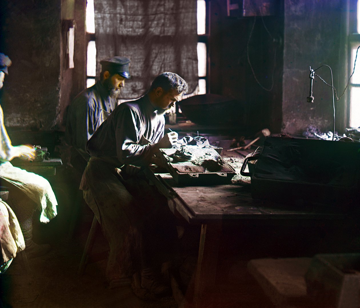 Dělníci formující umělecký odlitek v Kasli Iron Works, Ural, Ruská říše, 1910 od Sergey Prokudin Gorsky