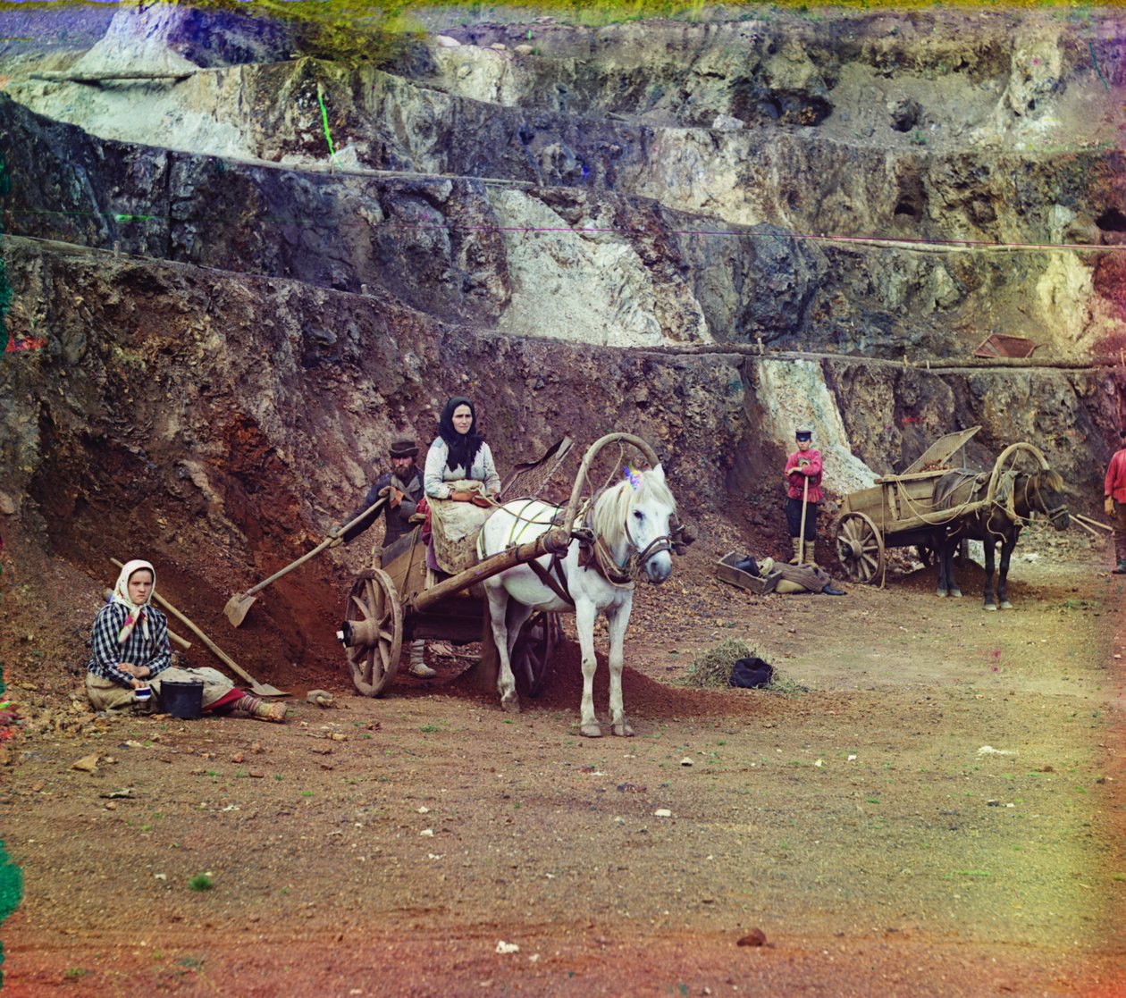 Rodina s lopatami a koňskými povozy, pracující v železných dolech v pohoří Bakaly, 1905-1915 od Sergey Prokudin Gorsky