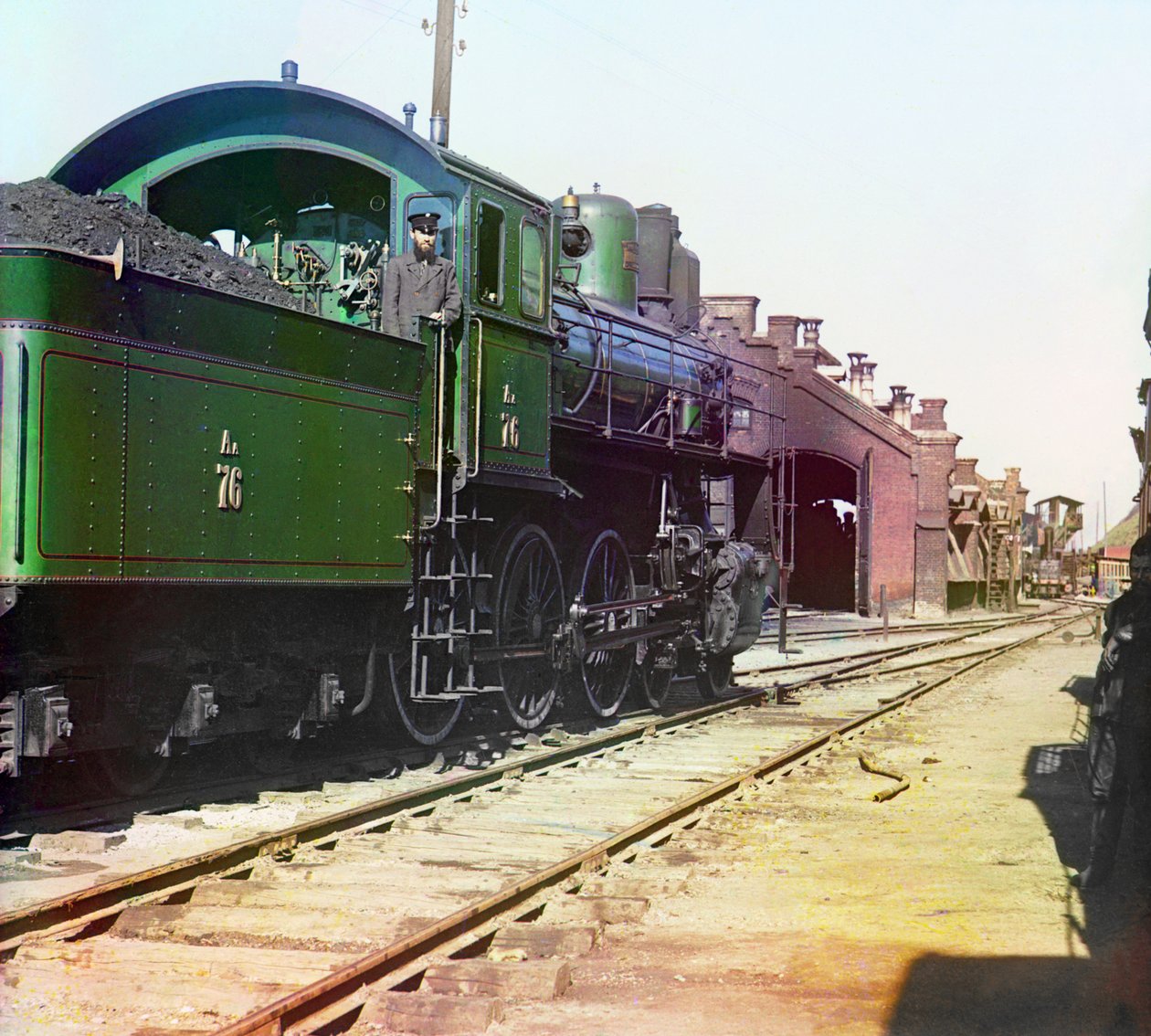 Lokomotiva a uhelný vůz na železničním nádraží, Ruské impérium, mezi 1905 a 1915 od Sergey Prokudin Gorsky