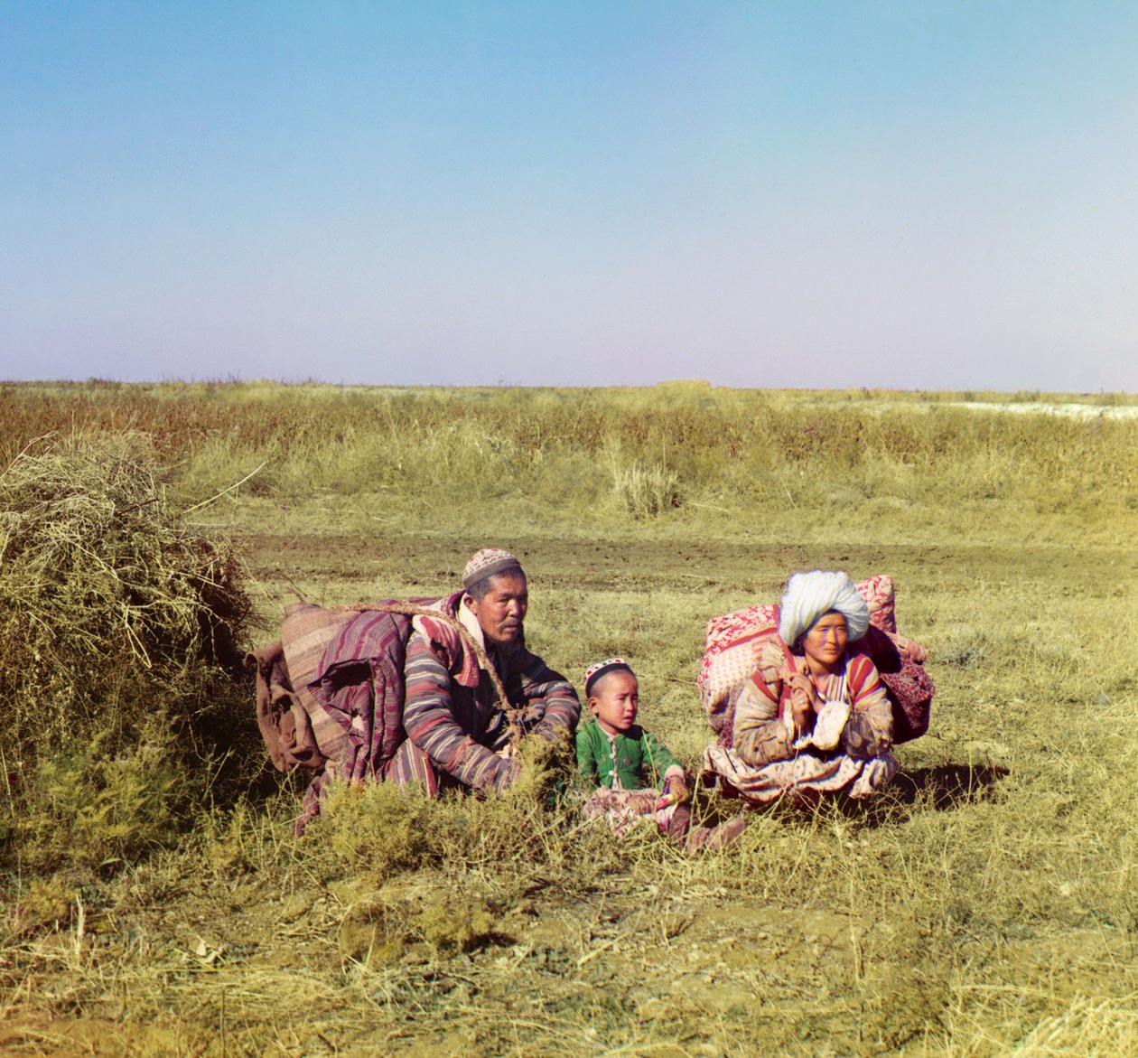 Kočovní Kirgizové: muž, žena a dítě v Golodnejské stepi, Ruské impérium, v letech 1905-1915 od Sergey Prokudin Gorsky