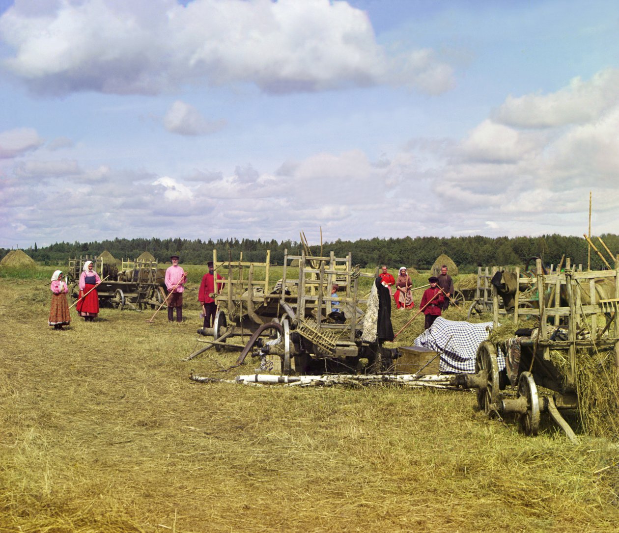 Rolníci vyrábějící seno, blízko času odpočinku, Ruská říše, 1909 od Sergey Prokudin Gorsky
