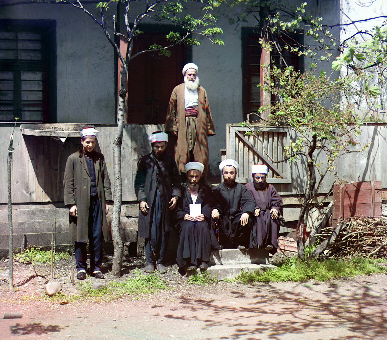 Šest mužů před domem, Kavkaz a oblast Černého moře, Ruská říše, mezi 1905 a 1915 od Sergey Prokudin Gorsky