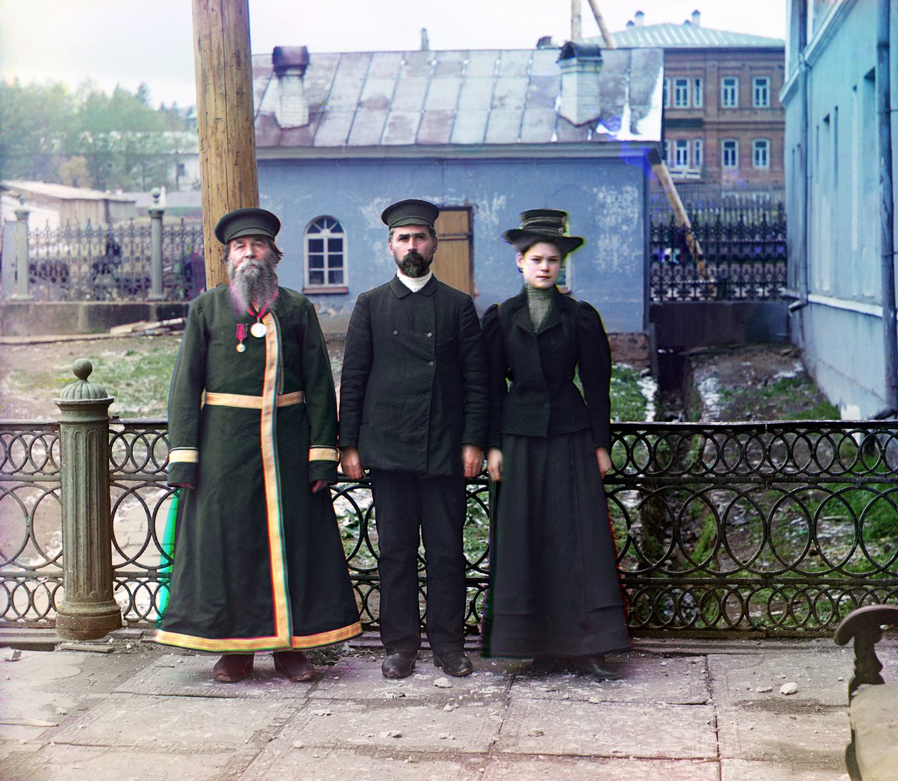 Tři generace: A.P. Kalganov se synem a vnučkou pózovali venku ve zbrojním závodě Zlatoust; poslední dva pracují v obchodech závodu, Ruská říše, 1910 od Sergey Prokudin Gorsky