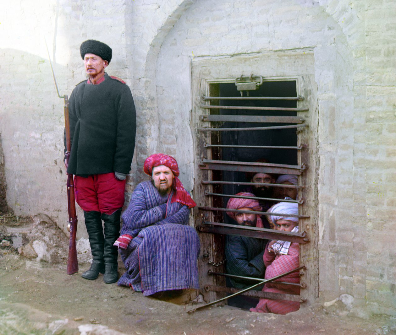 Vězení Zindan, s vězni a stráží s ruskou puškou, uniformou a botami, Střední Asie, Ruská říše, mezi lety 1905 a 1915 od Sergey Prokudin Gorsky