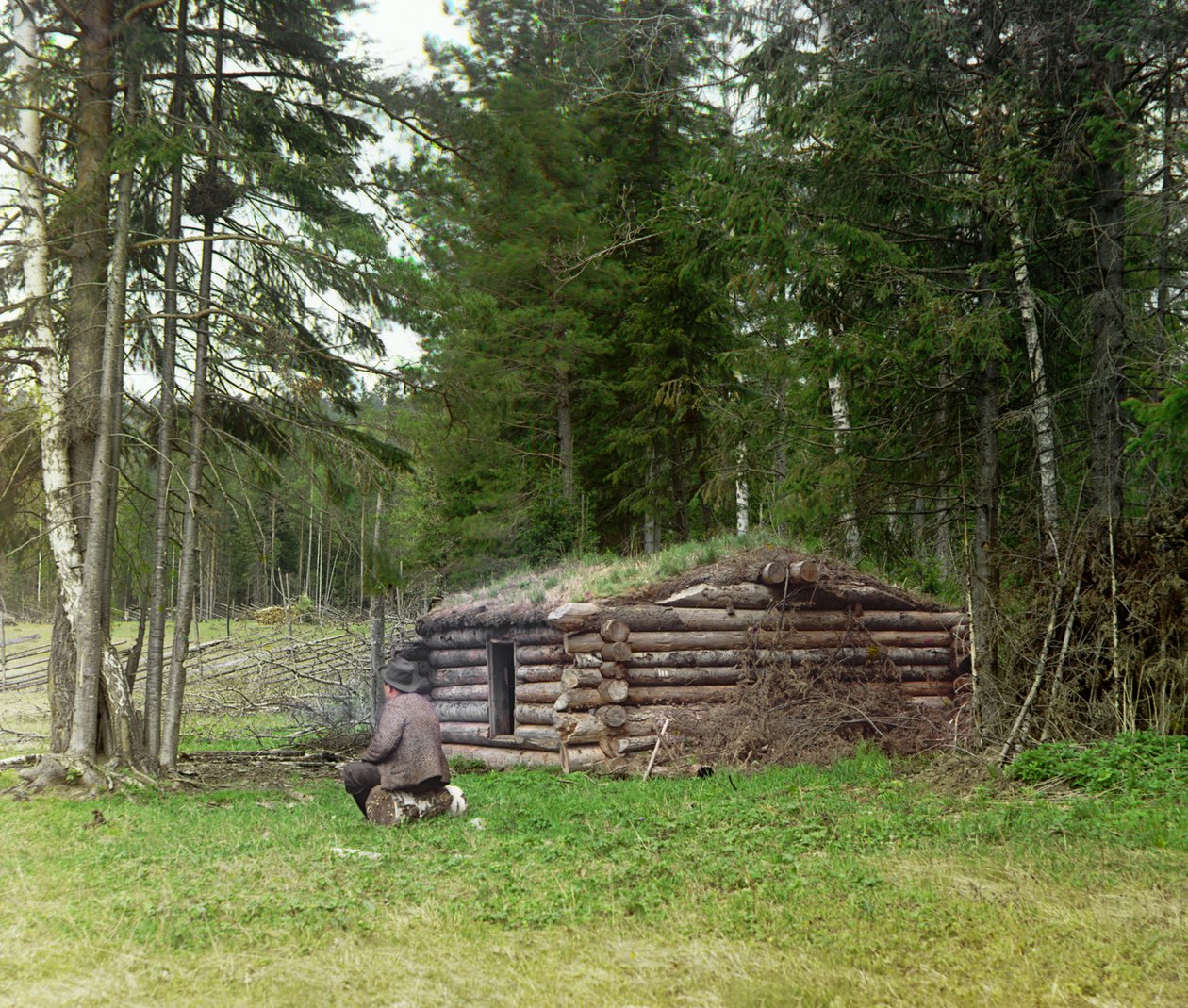 Muž před chatou pro dřevorubce a kurii (pálení uhlí) v lese, Ruská říše, mezi lety 1905 a 1915 od Sergey Prokudin Gorsky