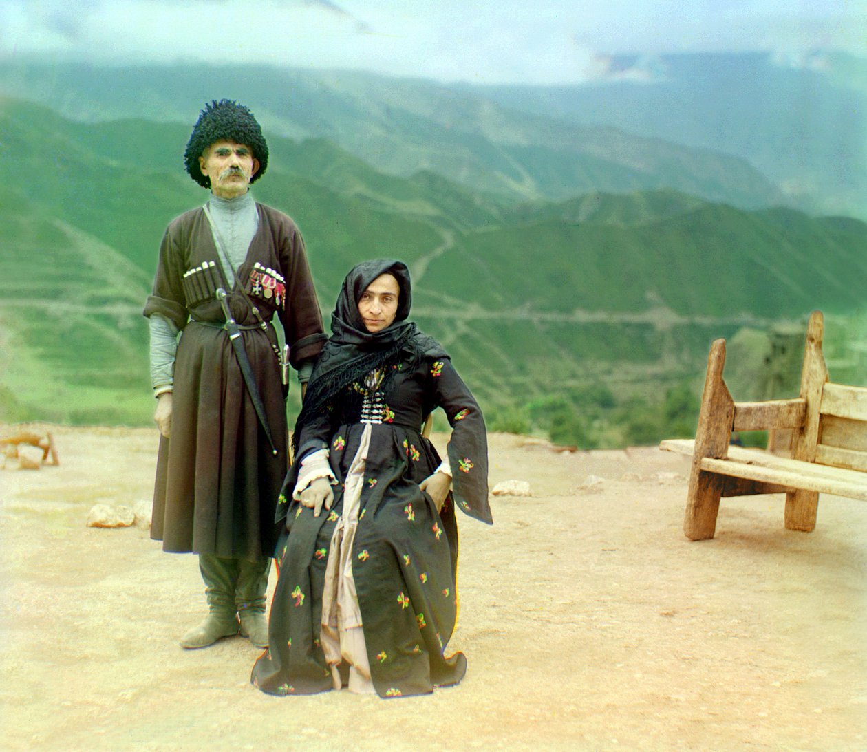 Dagestánské typy – muž s medailí a dýkou a žena v černých šatech, Ruská říše, mezi 1905 a 1915 od Sergey Prokudin Gorsky