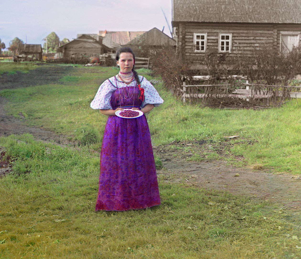 Dívka s jahodami na talíři, Ruská říše, z „Výhledy podél Mariinského kanálu a říčního systému“, 1909 od Sergey Prokudin Gorsky