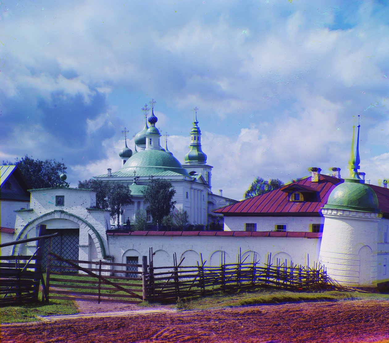 Hlavní katedrála Goritského kláštera od silnice, 1905-1915 od Sergey Prokudin Gorsky