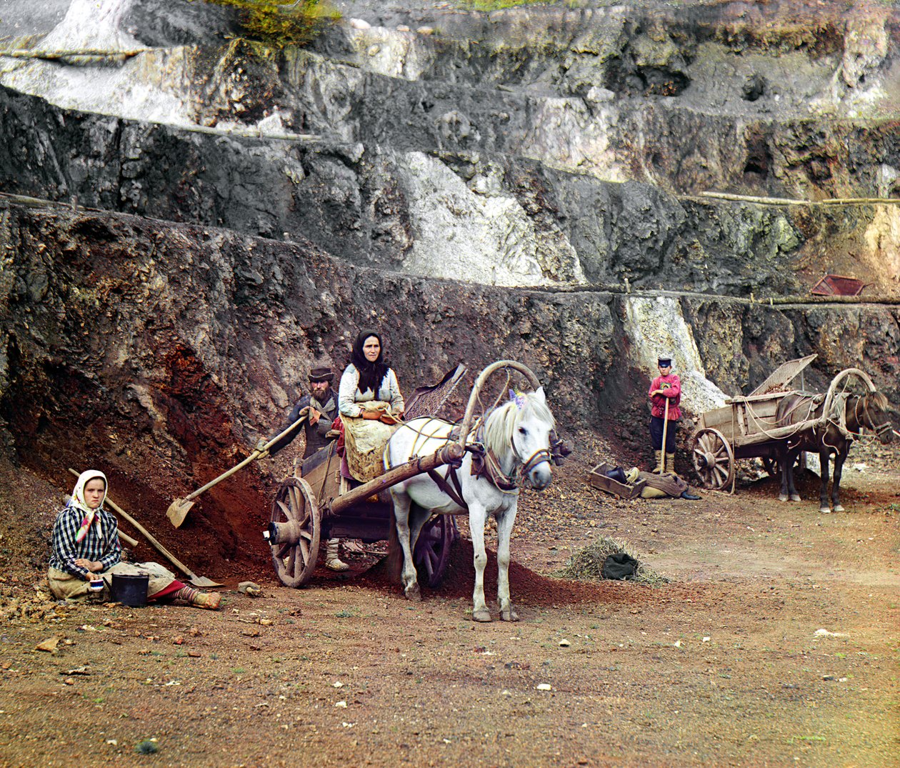Práce v dole Bakalskij: rodina s lopatami a koňskými povozy pracuje v železných dolech v Bakalských horách, Ural, Ruské impérium, 1910. od Sergey Prokudin Gorsky