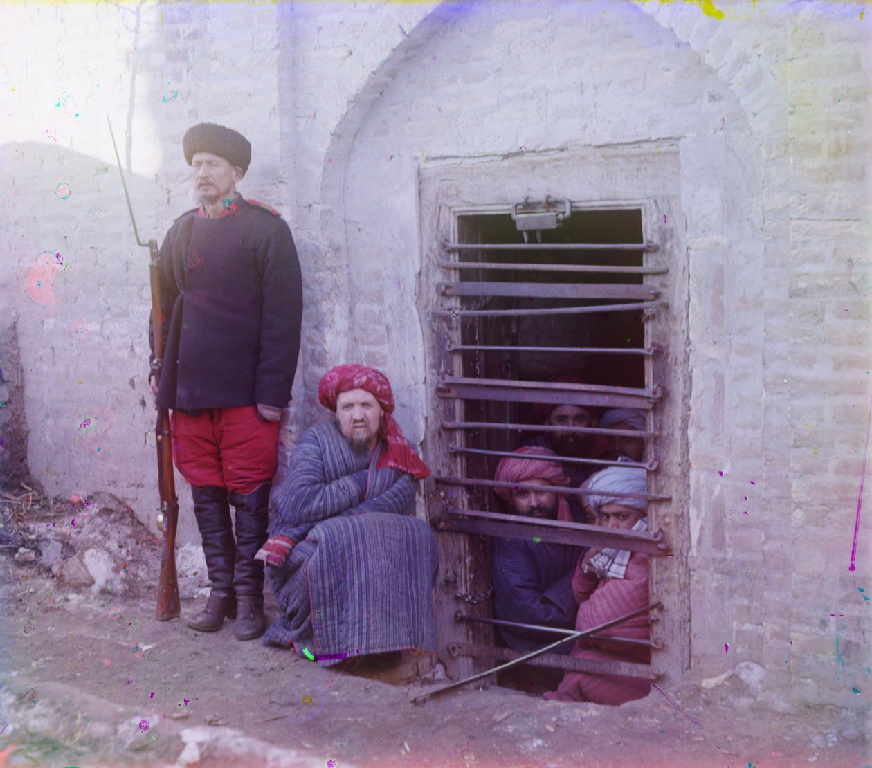 Zindan (tradiční středoasijská vězeňská jáma) s uniformovanou stráží, pravděpodobně Buchara od Sergey Prokudin Gorsky