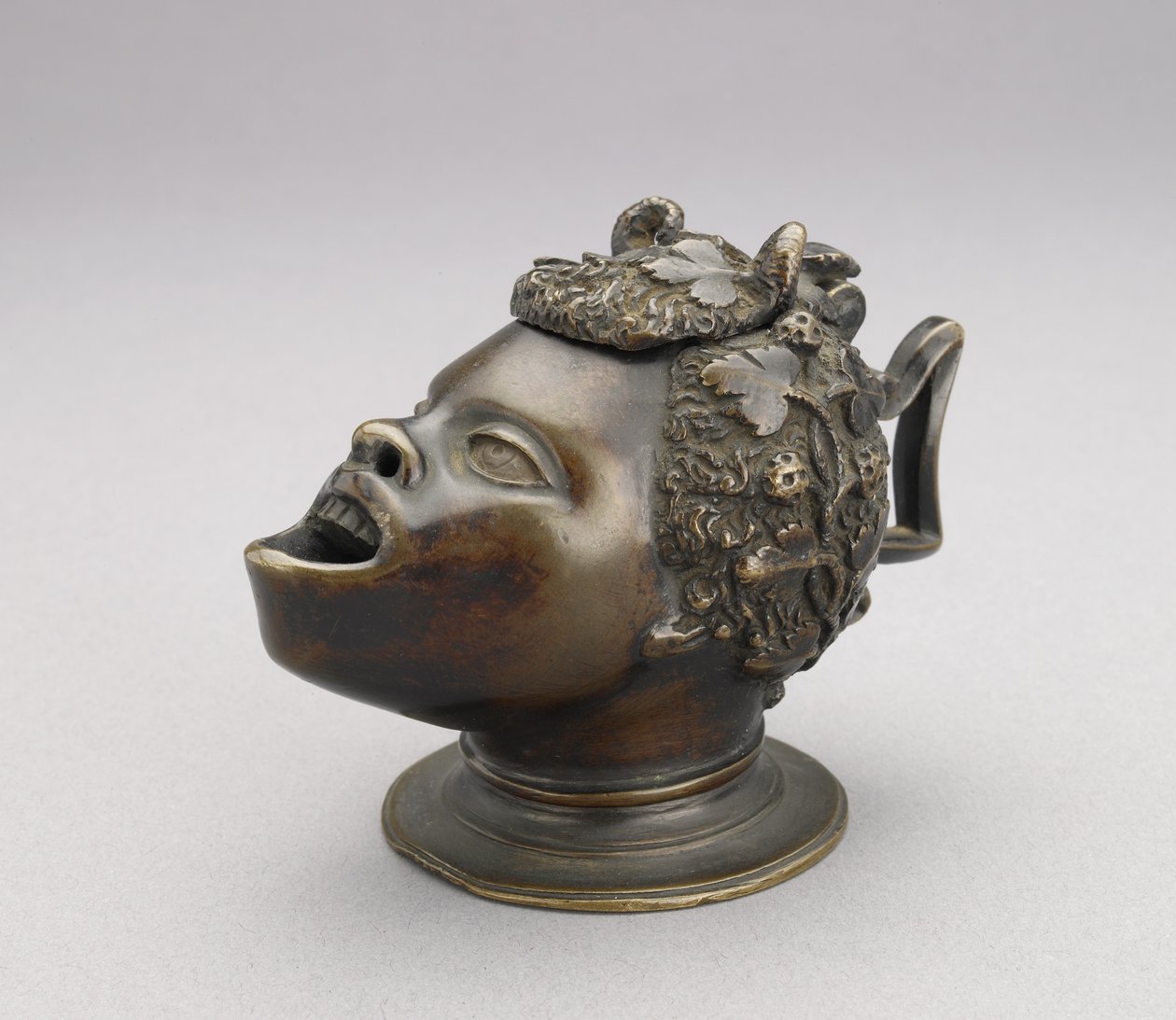 Lampa nebo kalamář v podobě hlavy afrického chlapce; odklápěcí víko a hranatá rukojeť, c. 1510-30 bronz od Severo da Ravenna