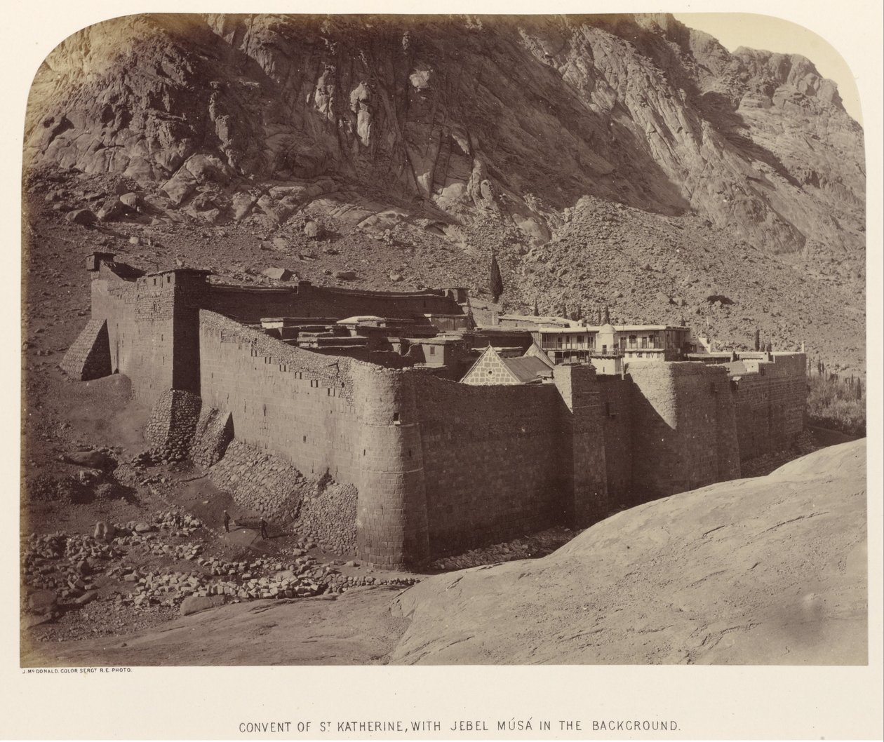 Klášter svaté Kateřiny, v pozadí Jebel Músá od Sgt. James M. McDonald