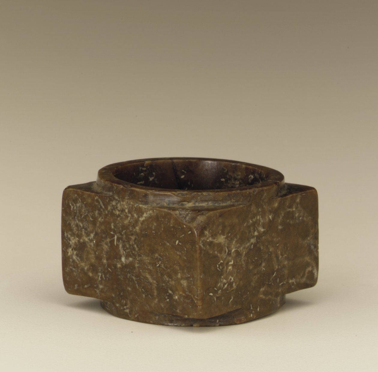 Cong (jade) od Shang Dynasty Chinese School