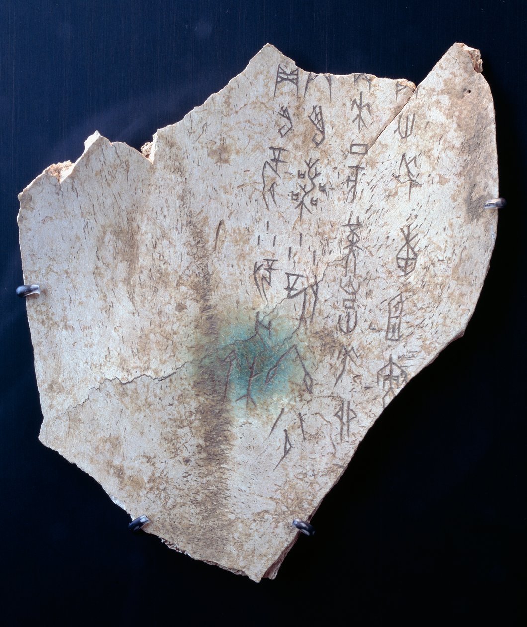 Piktogram na volské lopatce s rituálem k odvrácení nebezpečí (kost) od Shang Dynasty Chinese School