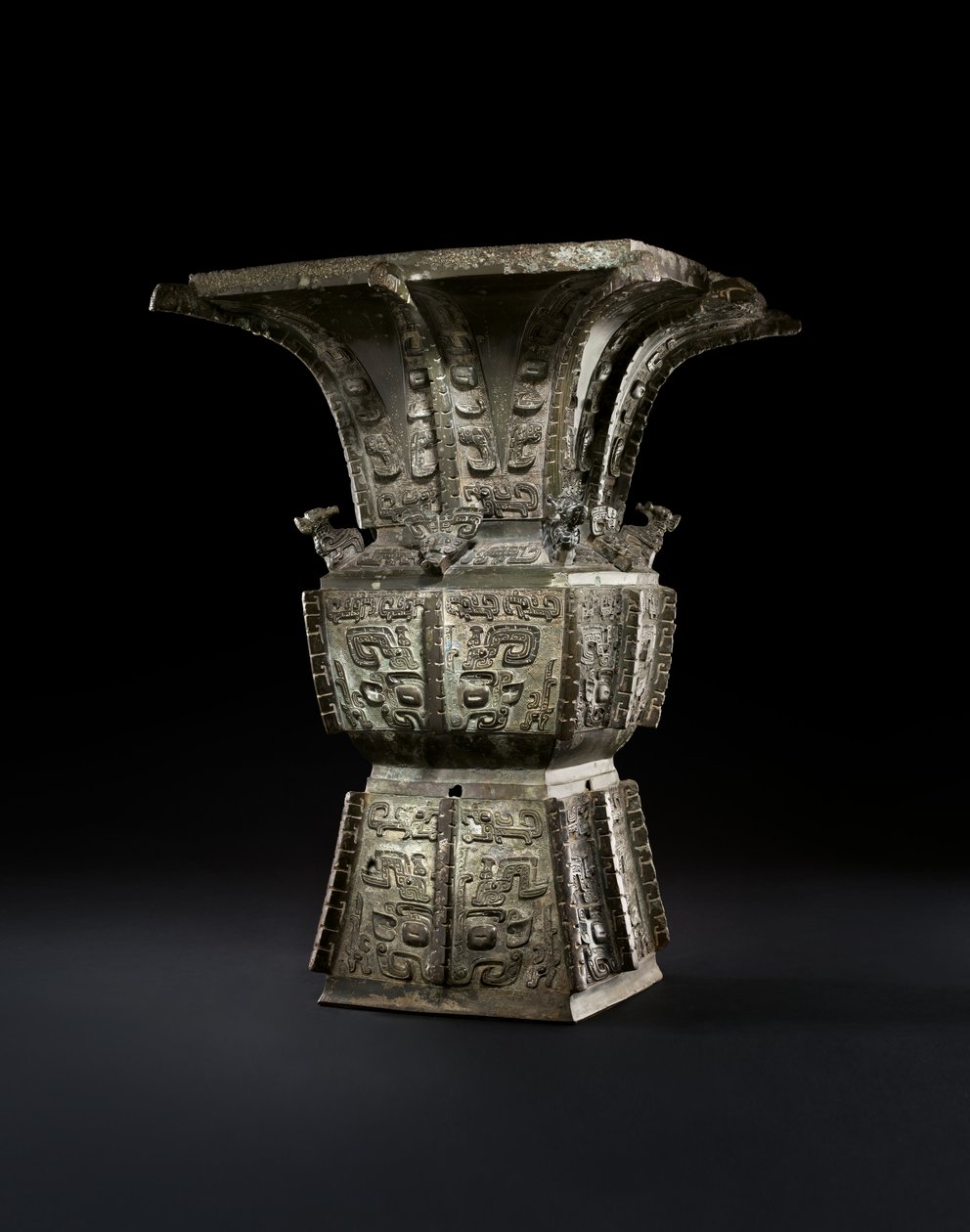 Rituální nádoba na víno, Fangzun (bronz) od Shang Dynasty Chinese School