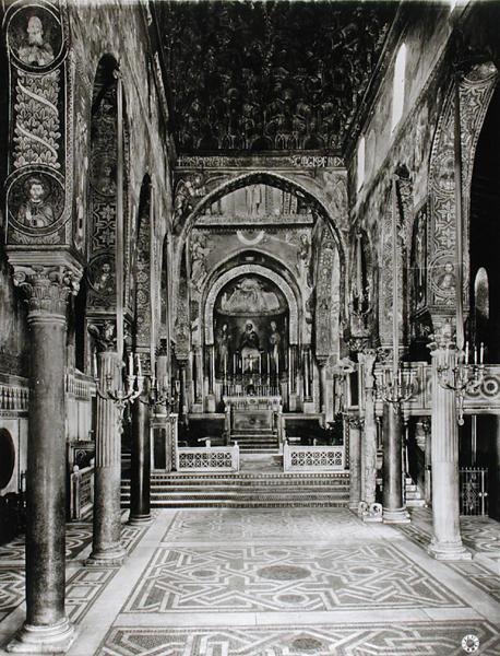 Vnitřní pohled na hlavní loď (čb foto) od Sicilian School