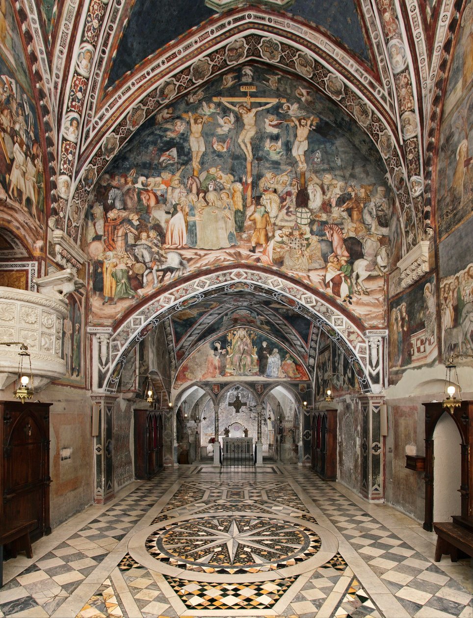 Pohled na horní kapli pokrytou freskami ze školy Siena (14. století) Klášter sv. Benedetta (Sacro Speco), Subiaco (Řím), Itálie od Sienese School