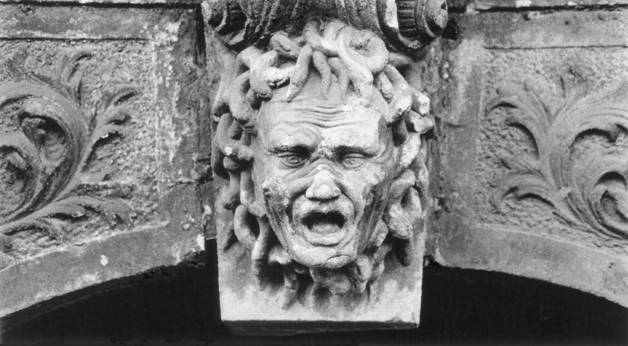 Vyřezávaná hlava, Schloss Hainewalde, Sachsen, Německo od Simon Marsden