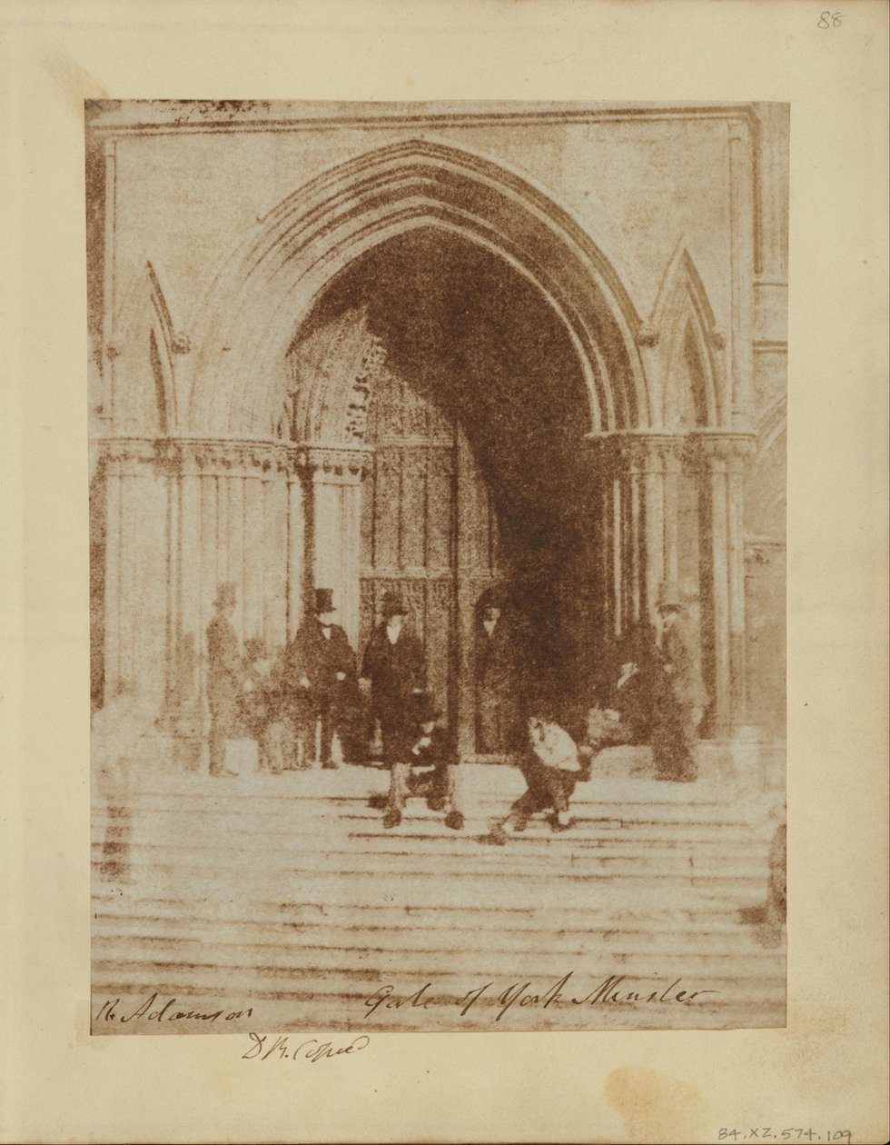 Skupina mužů na jižním vchodu do York Minster od Sir David Brewster