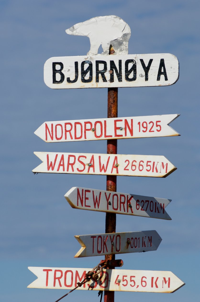 Norsko, Směrová cedule na Medvědím ostrově, 2022 (foto) od Sisse Brimberg