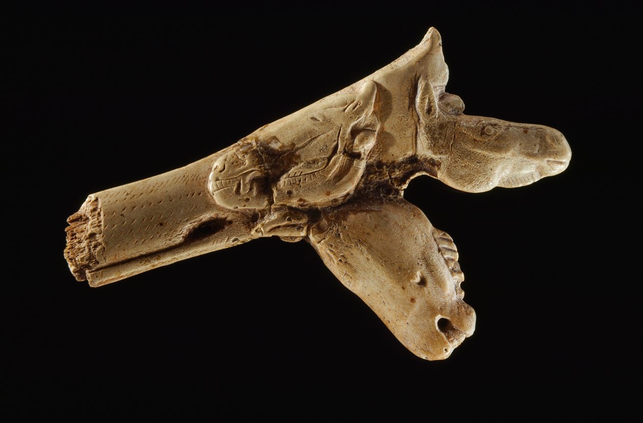 Tříhlavý vrhač oštěpů, prehistorická rohová hůl. od Sisse Brimberg