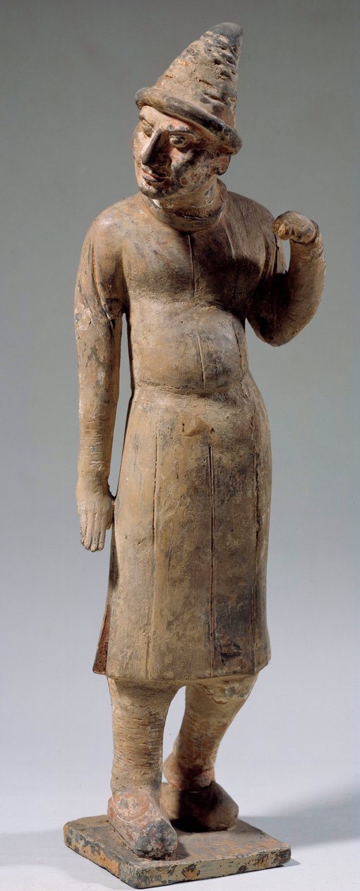Čínské umění: Sogdian, barbarská terakotová soška se špičatým kloboukem nesoucím hedvábí (z dnešního Uzbekistánu). 6. nebo 8. století. Paříž, Cernuschiho muzeum od Sogdian Sogdian