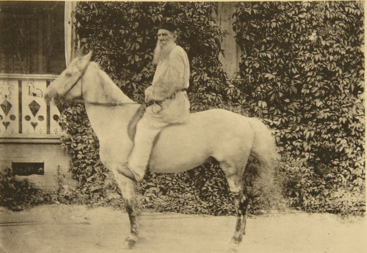 Ruský autor Lev Tolstoj na koni, Moskva, Rusko, 90. léta 19. století od Sophia Andreevna Tolstaya