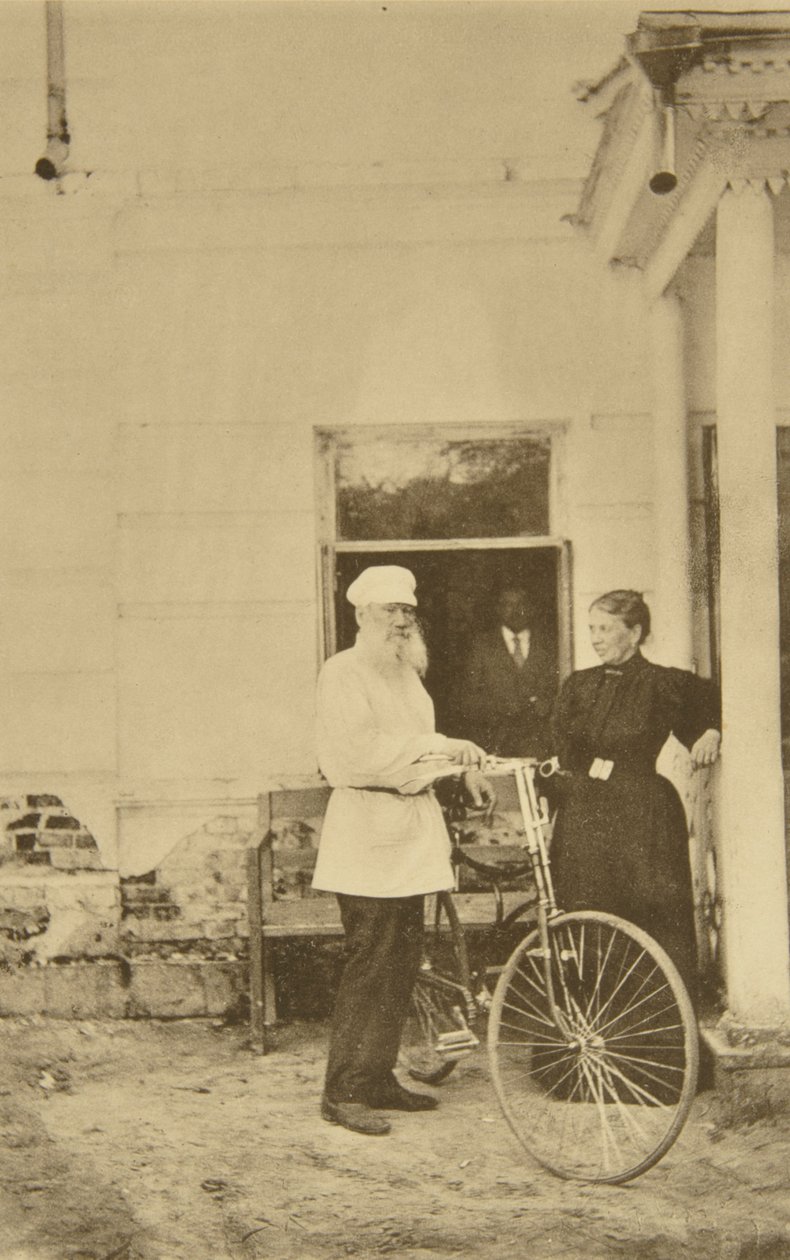 Ruský autor Lev Tolstoj na kole, Rusko, 90. léta 19. století od Sophia Andreevna Tolstaya