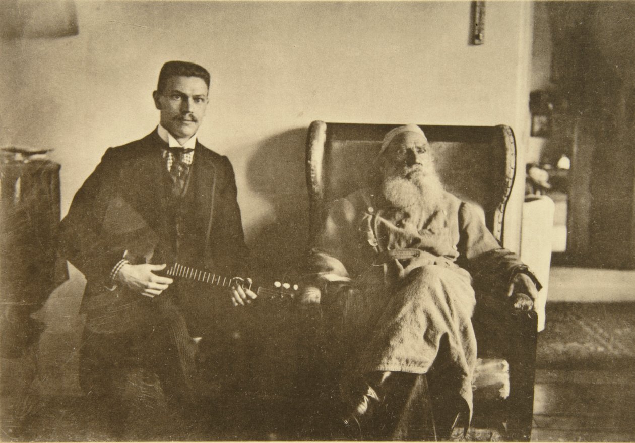 Ruský autor Leo Tolstoj s hráčem na balalajku Borisem Troyanovským, Rusko, 1909 od Sophia Andreevna Tolstaya