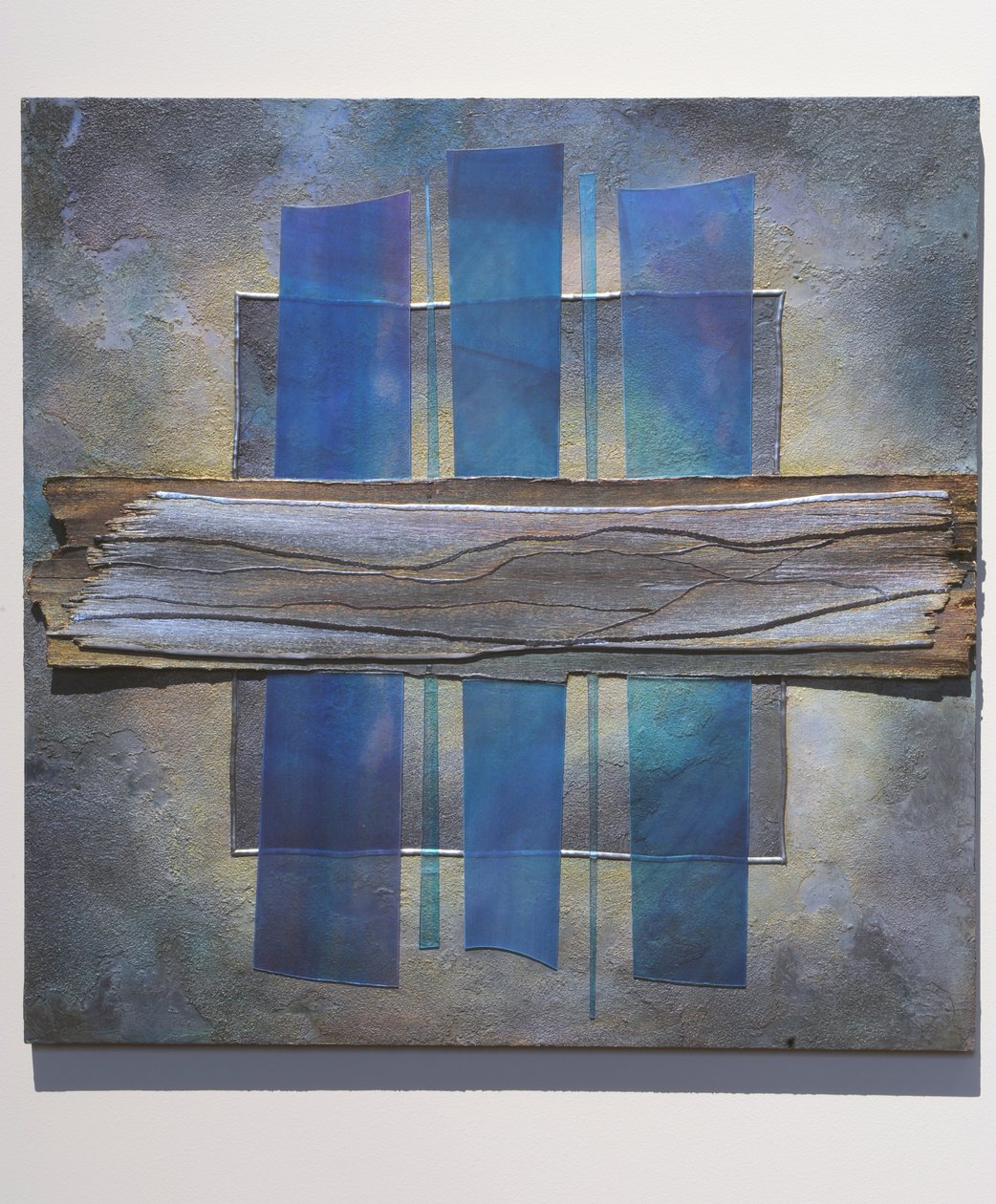 Věčné vzory, 2007 (deska, plexisklo, akrylová barva, sklo, olovo, nalezené předměty) od Sophie Hacker
