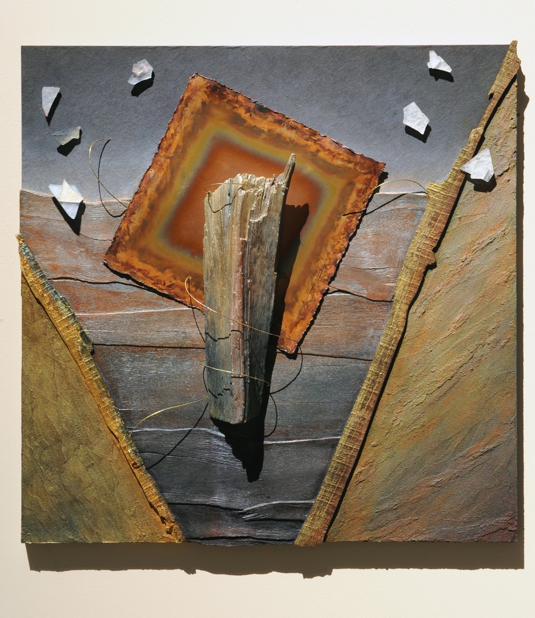 Bůh mezi námi, 2007 (deska, měď, drát, nalezené předměty, textura, plexisklo, textil) od Sophie Hacker