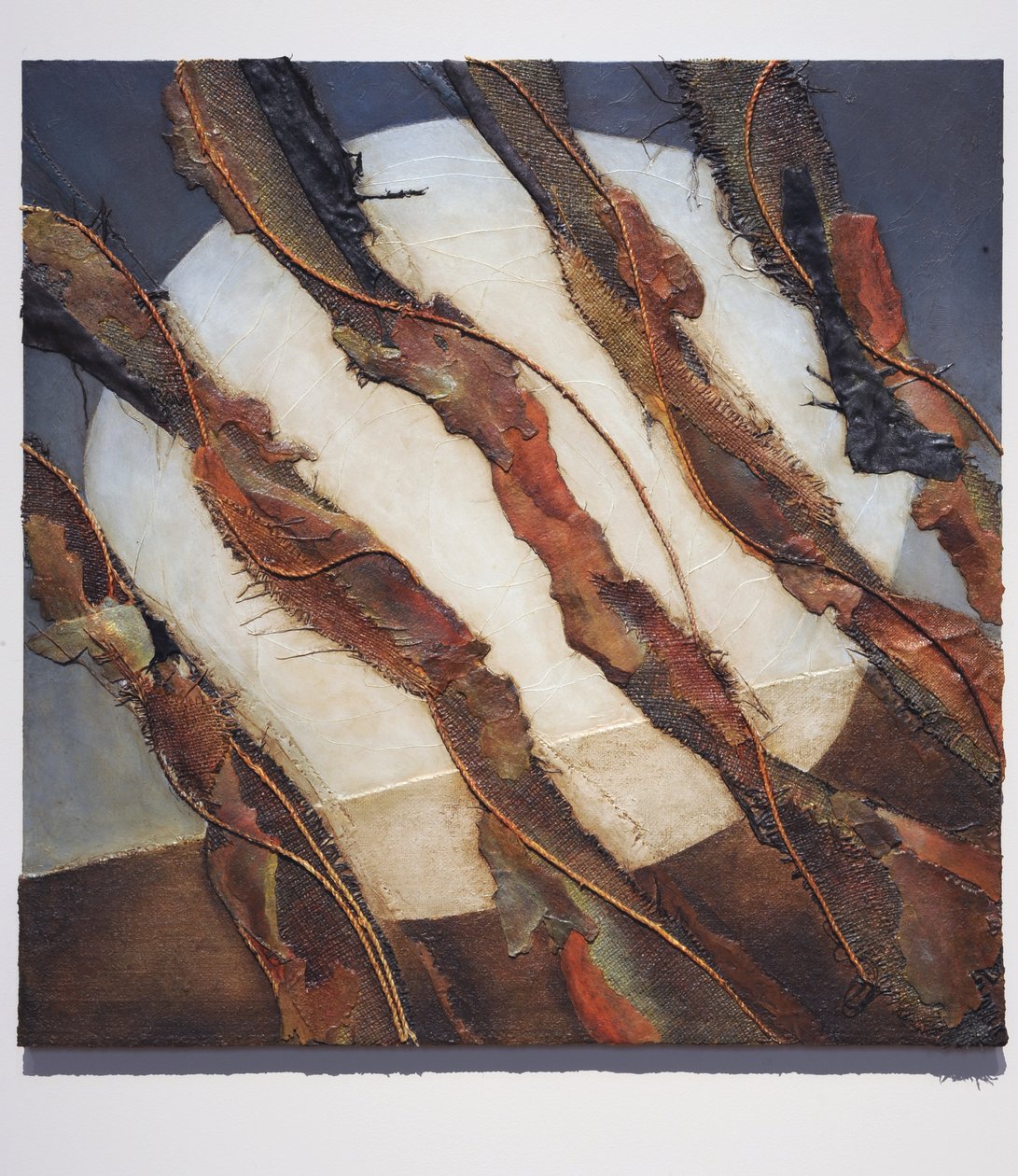 Pastýři, 2007 (deska, hessián, provaz, kůže, papír, pigment) od Sophie Hacker
