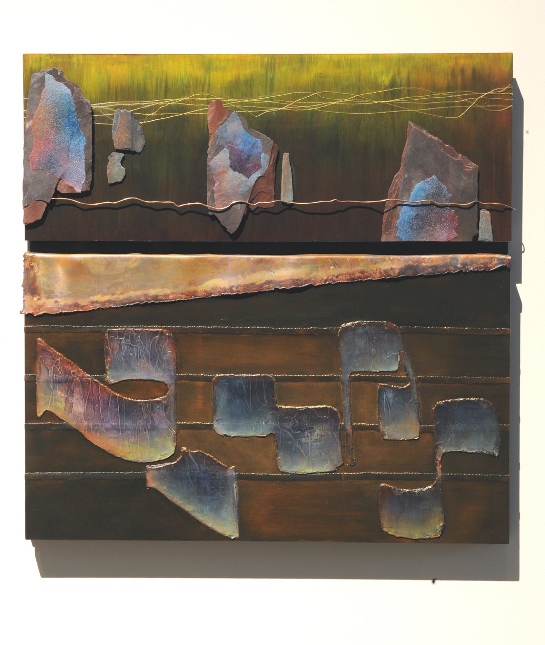 Slovo, 2007 (deska, měď, zlatá nit, olovo, břidlice, smirkový papír, pigment) od Sophie Hacker