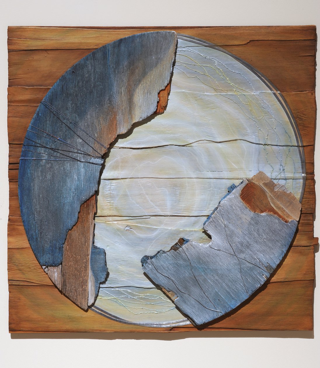 Panna s dítětem, 2007 (deska, nalezené materiály, textil, duhové médium) od Sophie Hacker