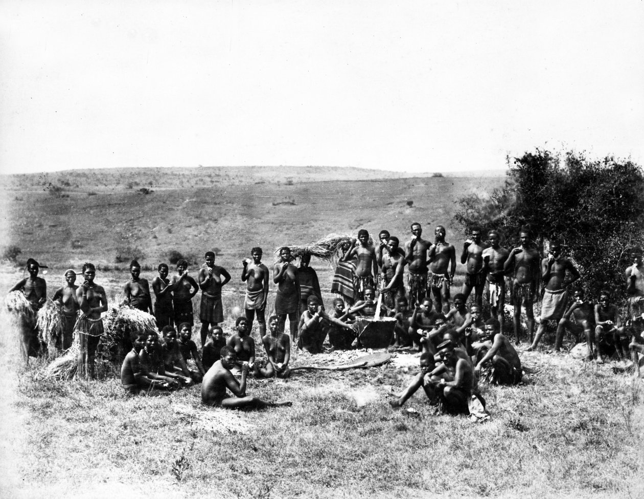 Skupina Zulusů s jejich Scouffem, kolem roku 1895 od South African Photographer