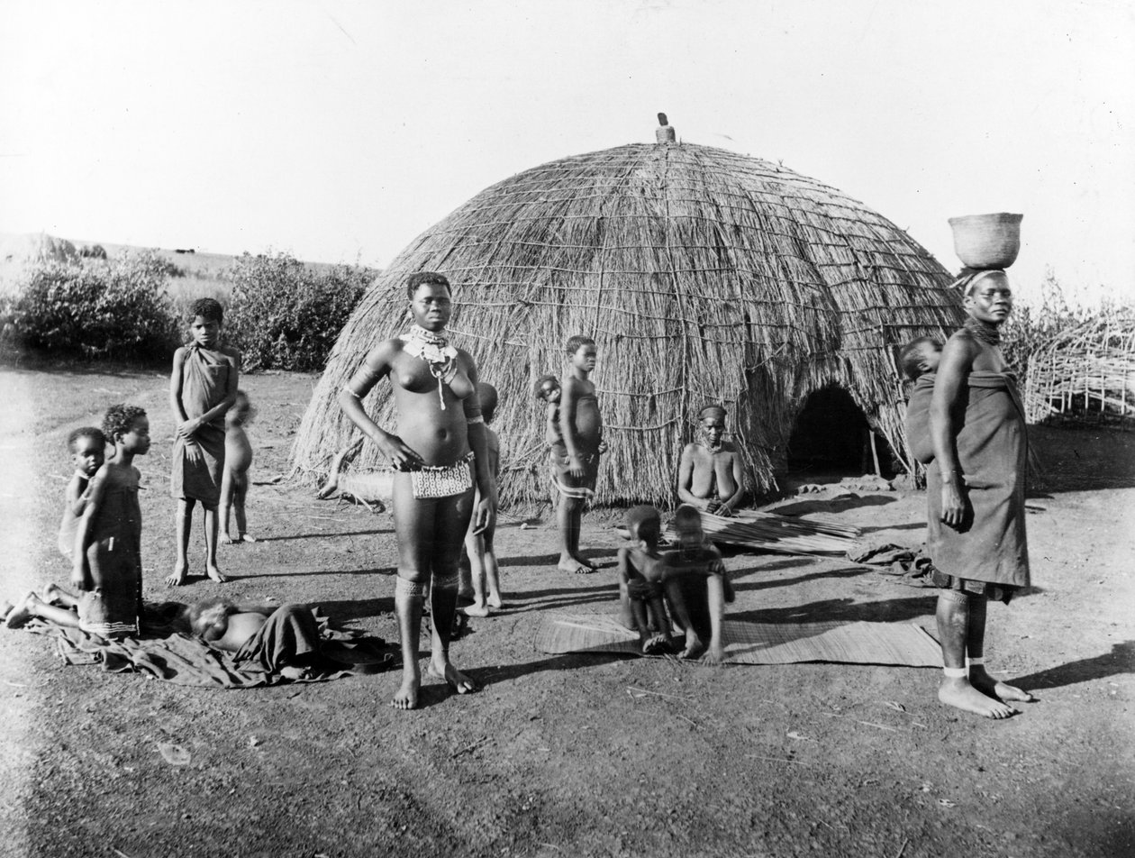 Výroba rohoží v Zululandu, kolem roku 1895 od South African Photographer