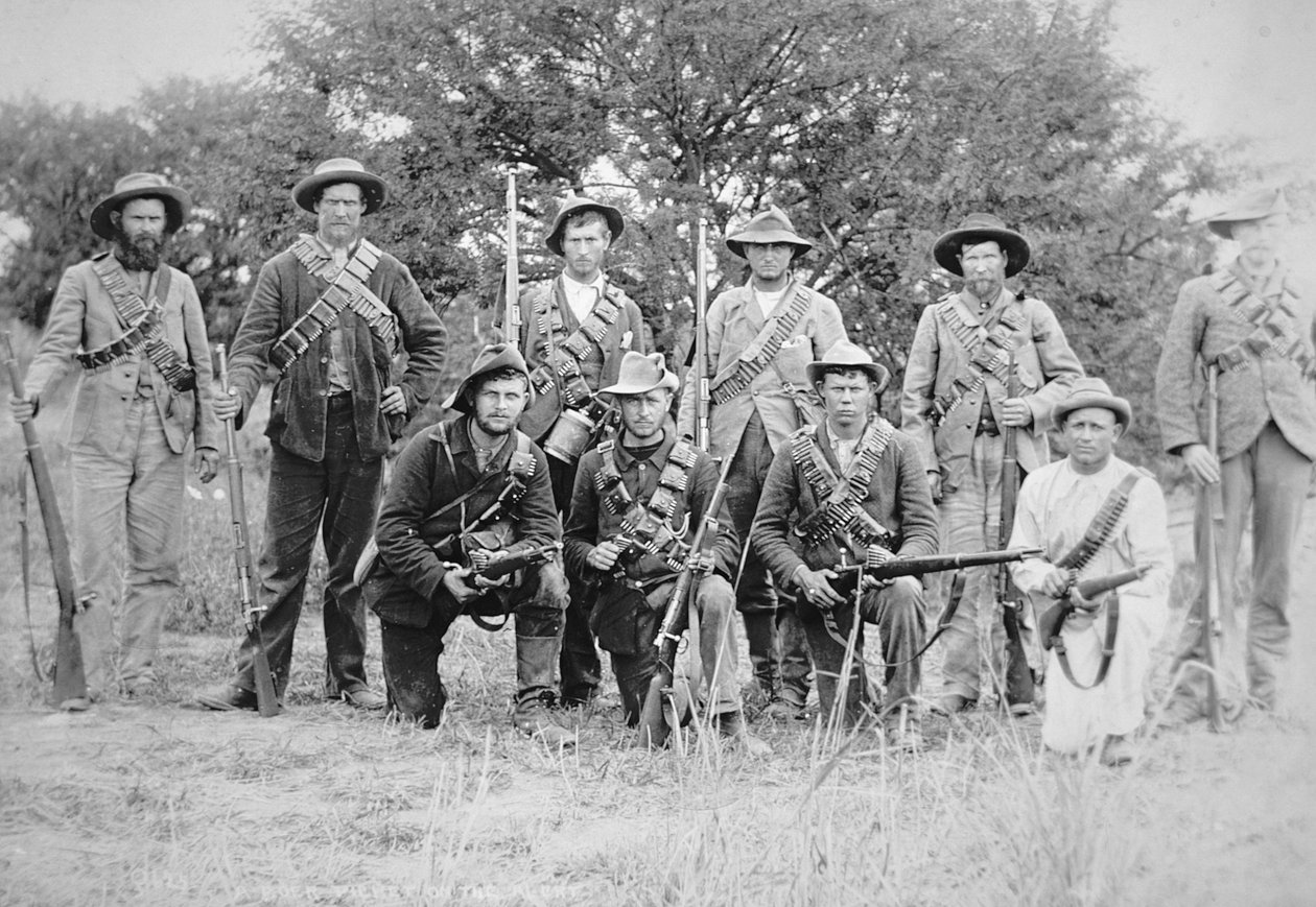 Búrská komanda vyzbrojená německou puškou Mauser model 1895 (černobílá fotografie) od South African Photographer