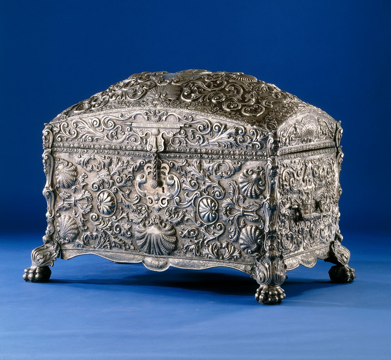 Významná španělská koloniální stříbrná kazeta, cca 1800 (stříbrná s dřevěným podstavcem a dřevěným interiérem) od South American School