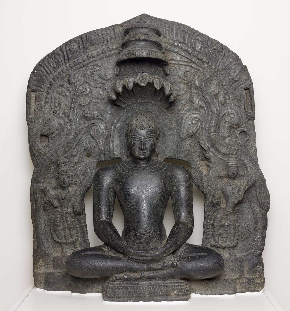 Jain Tirthankar Parshvanath s hadí kapucí sedící v meditaci (Dhyamudra), z Karnataka, Indie (chlorit) od South Indian School