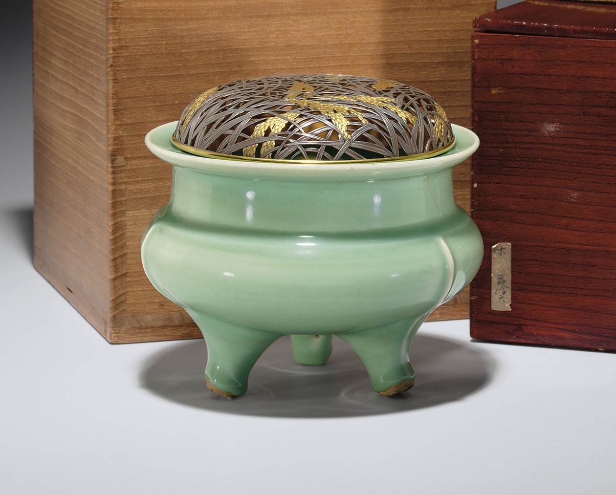 Velká kadidelnice na stativ Longquan celadon s japonským zlaceným kovovým krytem (keramický) (viz také 349496) od Southern Song Dynasty Chinese School