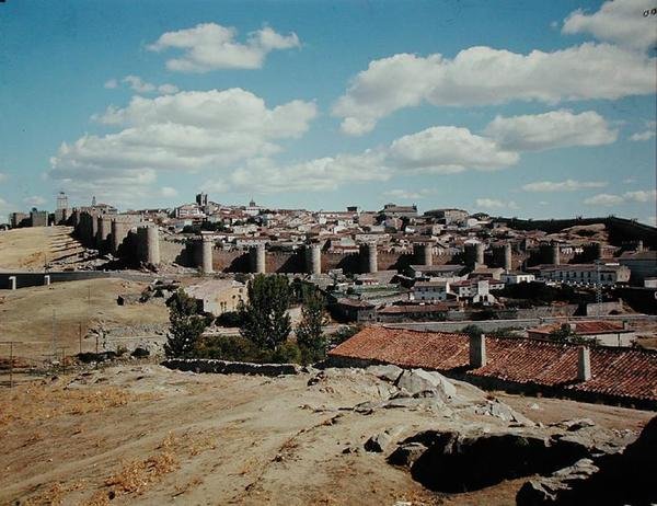 Panoramatický pohled na starobylé městské hradby, 11.-12. století od Spanish School