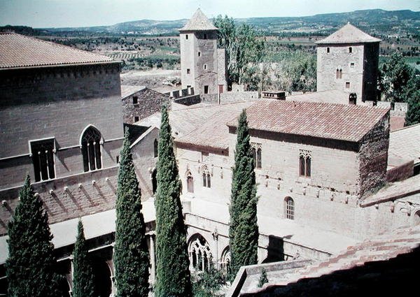 Pohled na klášter Santa Maria de Poblet, založený v roce 1149 a obnoven v roce 1940 od Spanish School