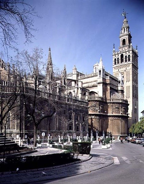 Pohled na východní průčelí s věží Giralda za ní od Spanish School