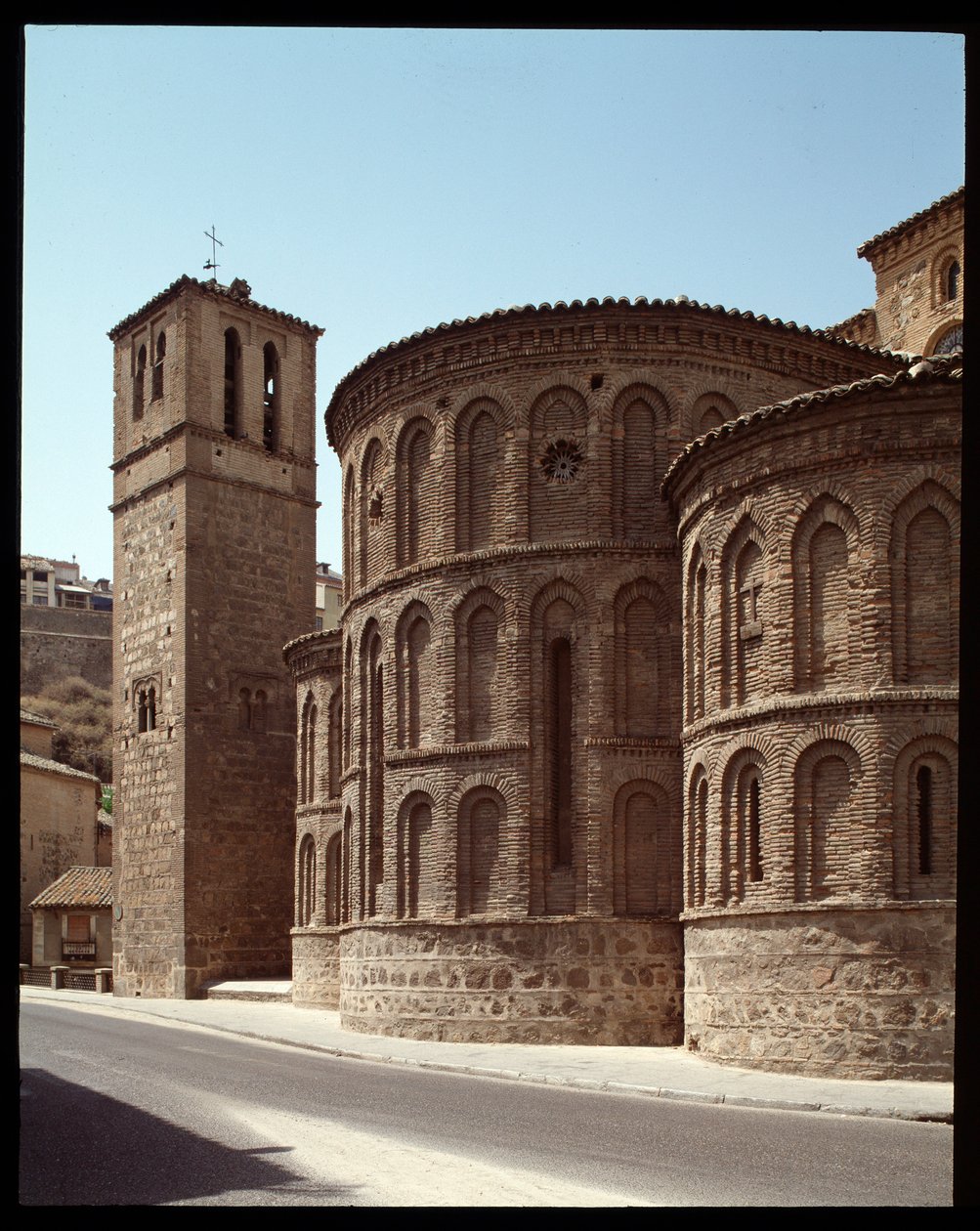 Art mudejar: pohled na apsidu kostela Santiago de Arrabal, 13. století Toledo, Španělsko od Spanish School