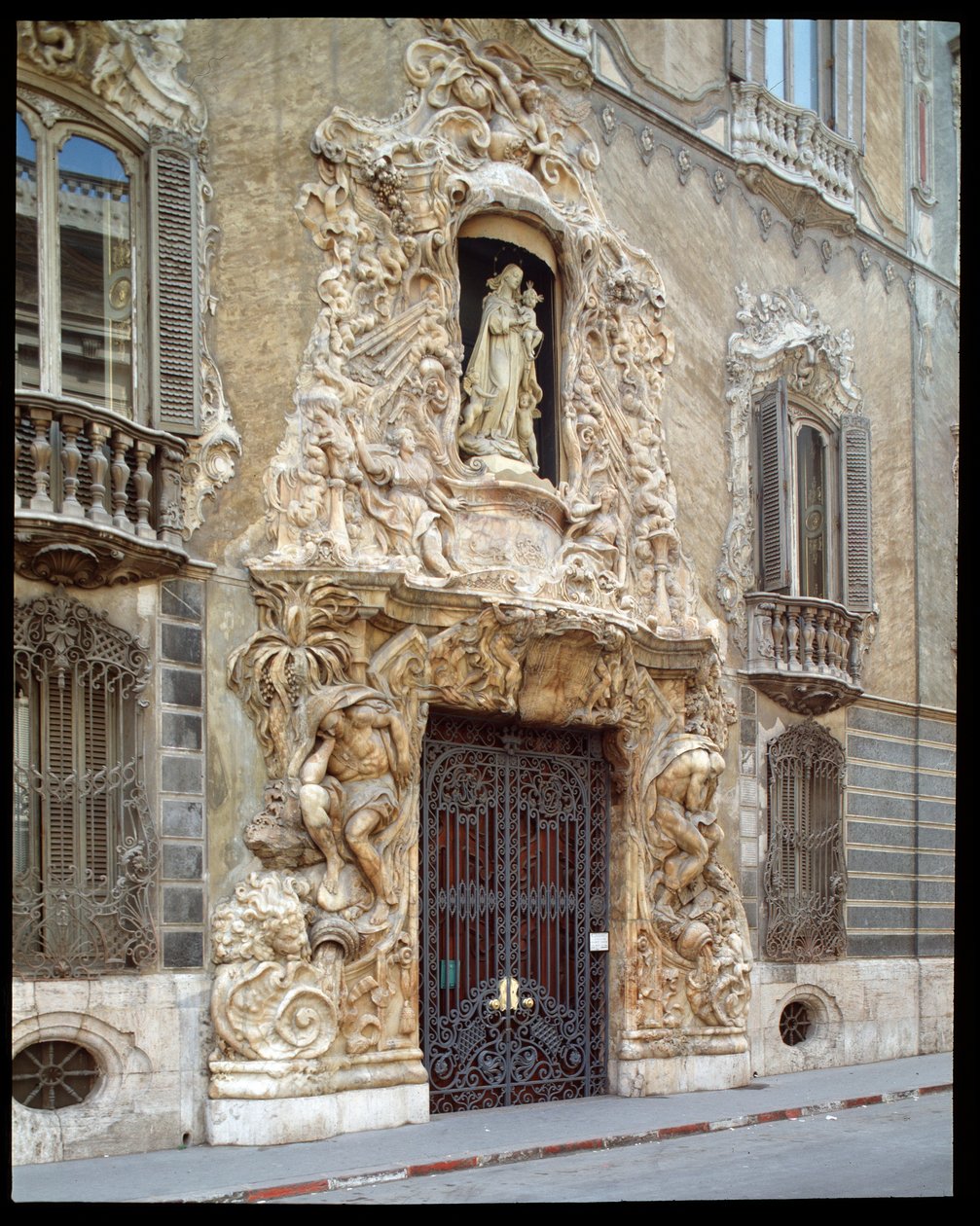Art rokoko: pohled na palác Marques de Dos Aguas od Spanish School