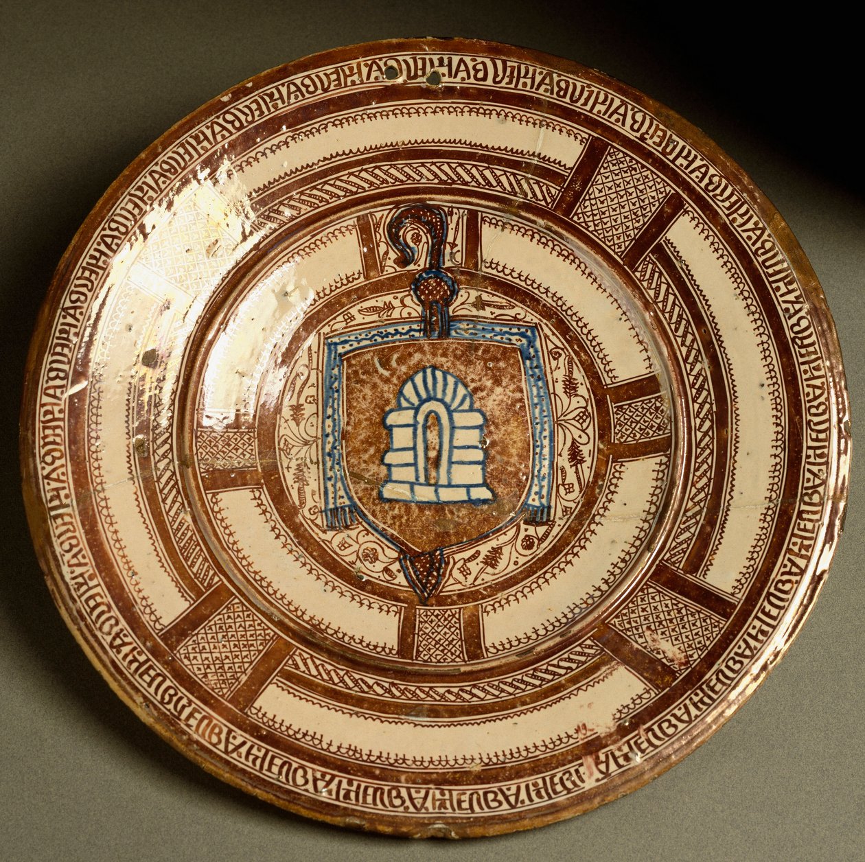 Blazon abbé Poblet, cisterské opatství v Katalánsku. Keramický talíř vyrobený poblíž Valencie, Španělsko. Florencie 16. století, Museo Nazionale del Bargello od Spanish School