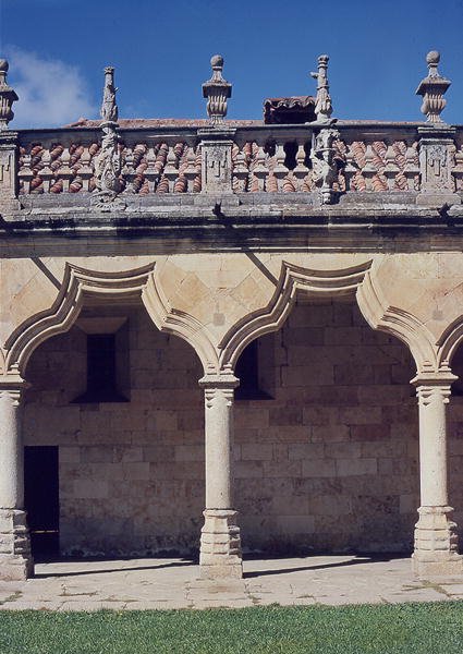 Detail Patio de las Escuelas Menores (foto) od Spanish School
