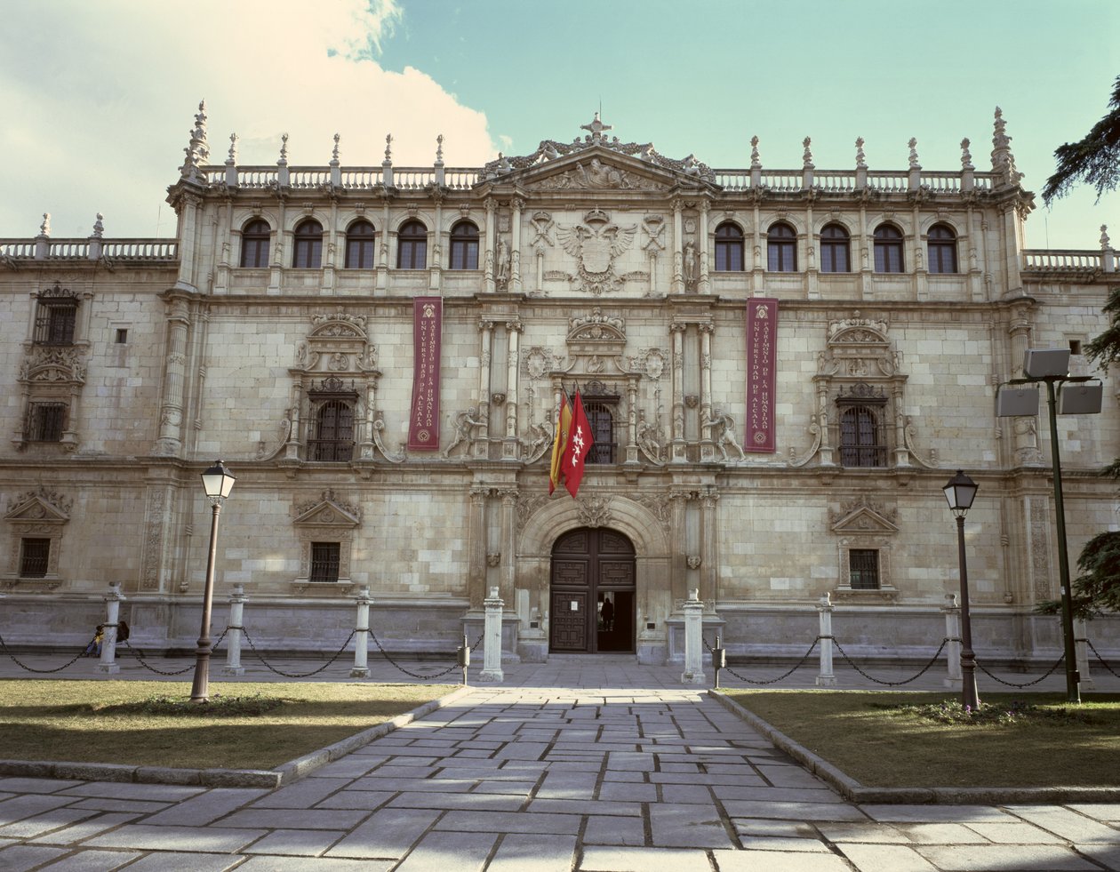 Vstup na univerzitu, založenou kardinálem Cisnerosem v roce 1486 od Spanish School