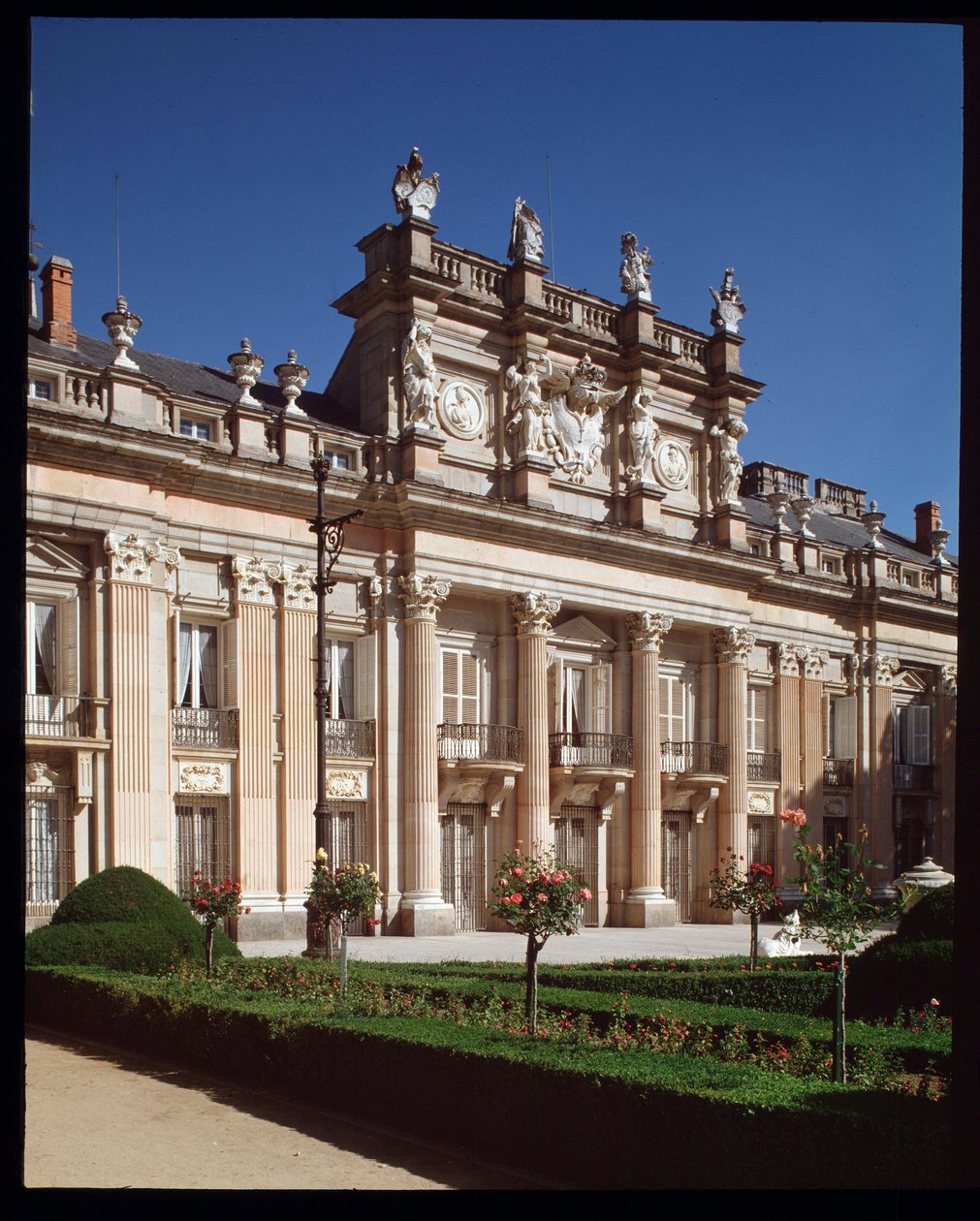 Fasáda královského paláce Granja de San Ildefonso, letní sídlo králů Španělska od Spanish School