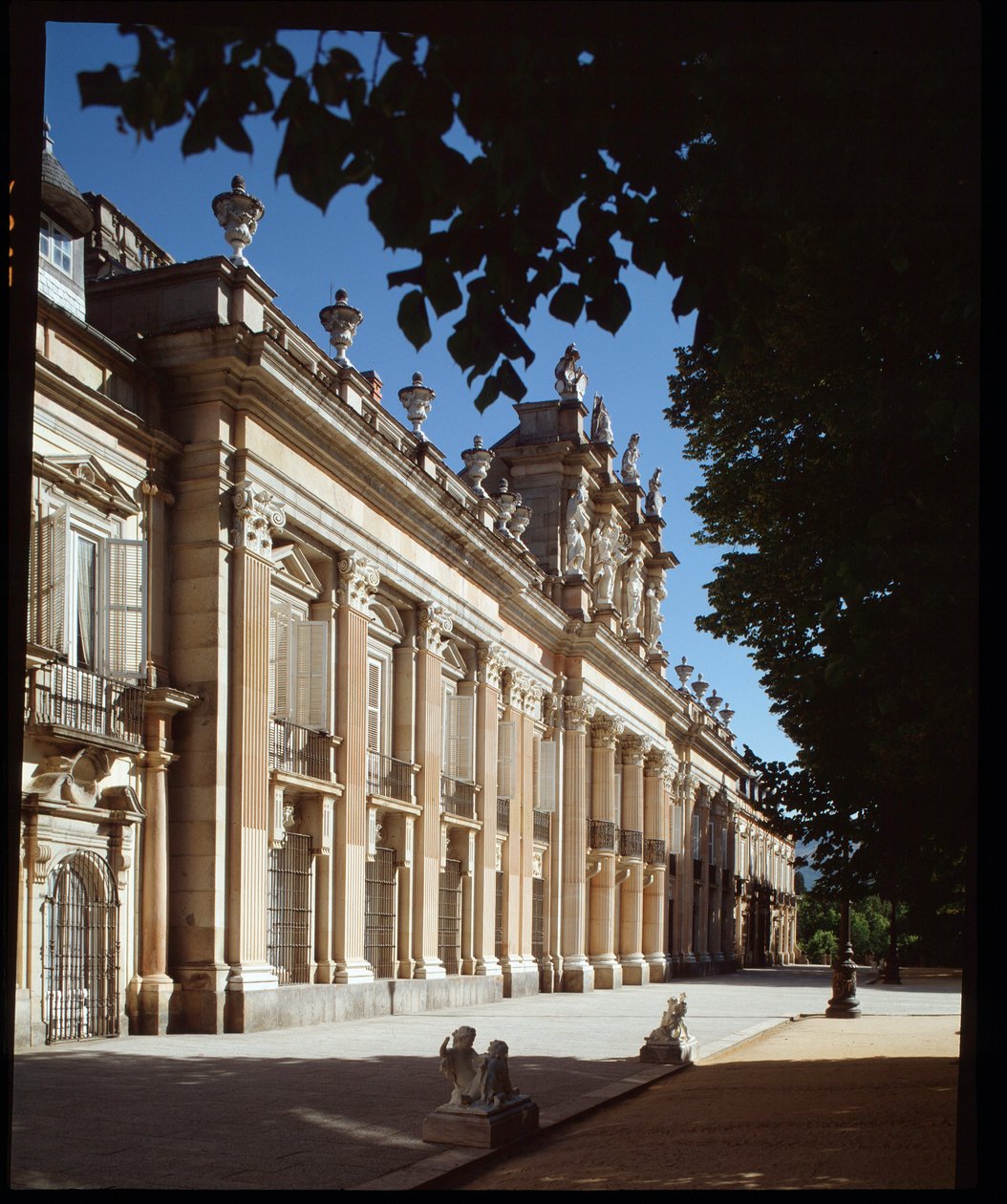 Fasáda královského paláce Granja de San Ildefonso, letní sídlo králů Španělska od Spanish School